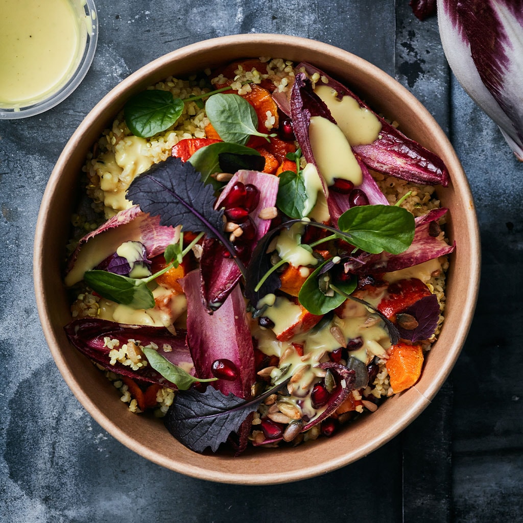 Bulger salade met geroosterde pompoen en roodlof en granaatappel